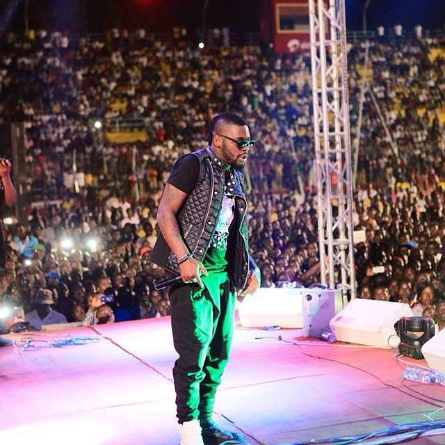 capture d'une vidéo de concert de DJ Arafat, foule qui reprend en chœur un de ses pas de danse