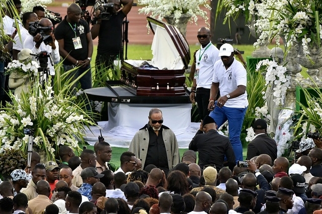 Tombe de DJ Arafat au cimetière de Williamsville à Abidjan, fleurie par ses fans