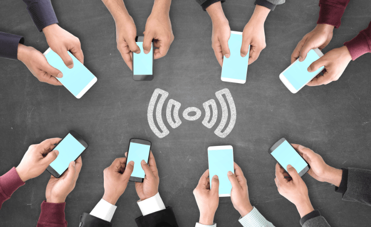 hotspot 4G portable posé à côté d'un smartphone affichant le partage de connexion