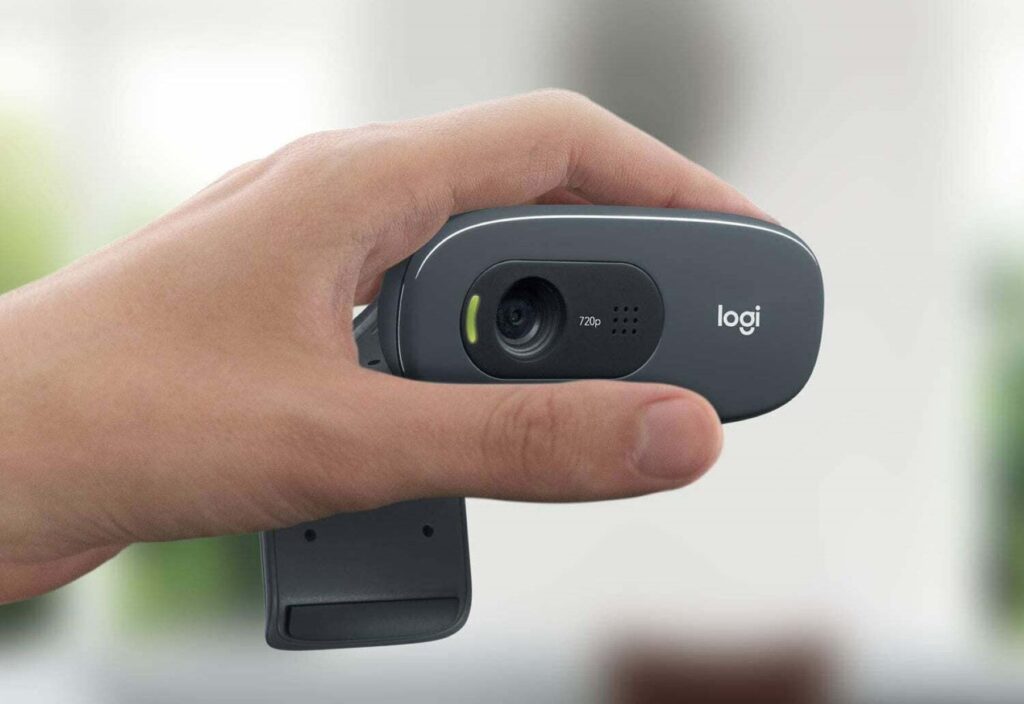 Voyant vert allumé à côté de la caméra d'un ordinateur portable