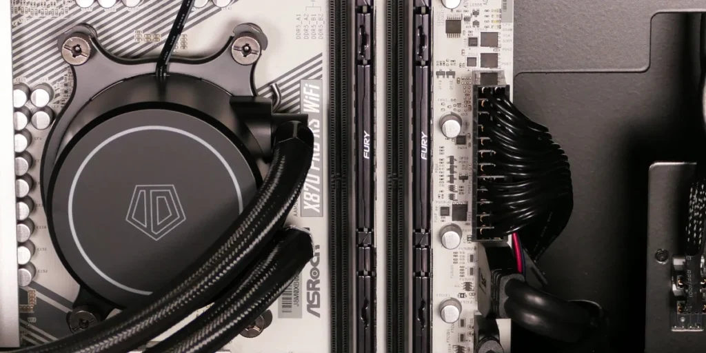 Barrettes de mémoire vive DDR5 installées sur une carte mère en 2026