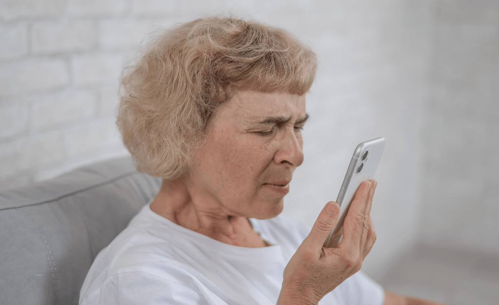 Personne au téléphone devant un écran