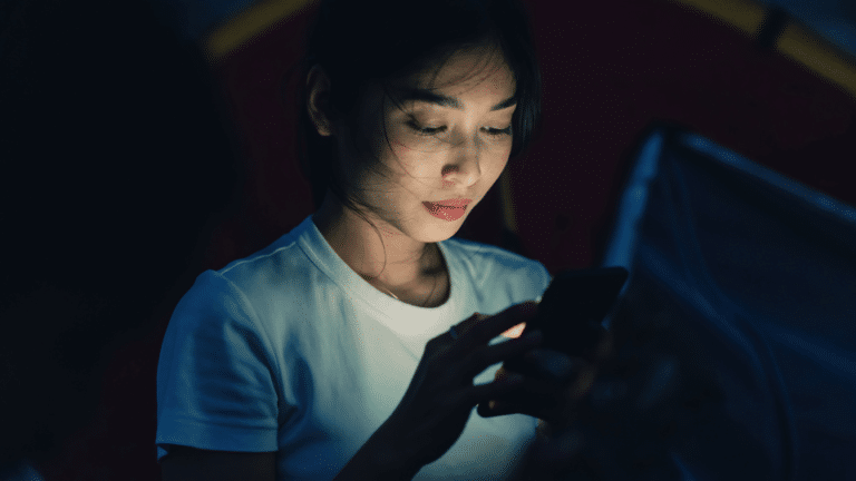 femme qui regarde un écran dans l'obscurité