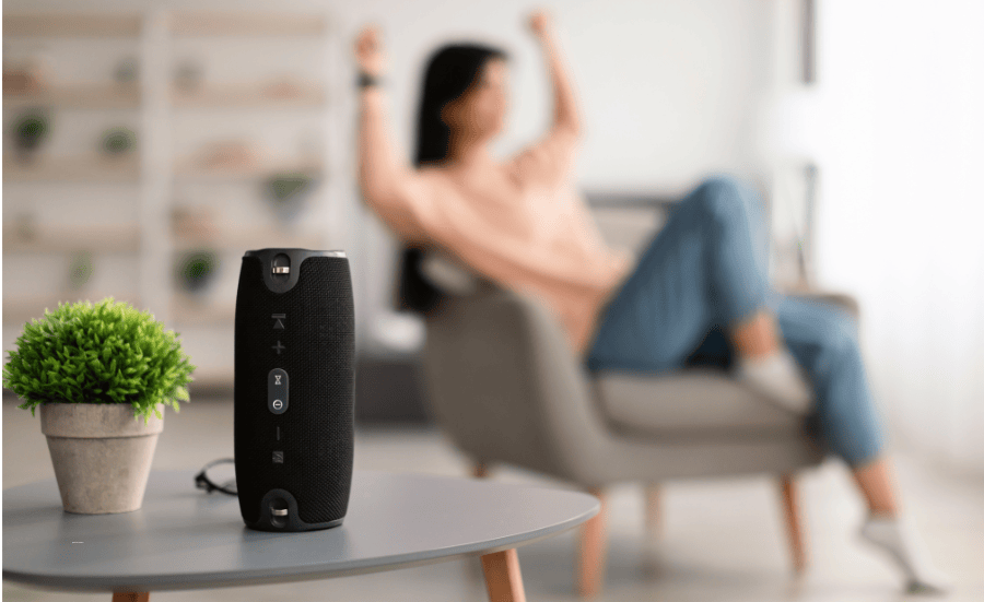 Enceinte connectée avec le micro coupé, anneau lumineux rouge