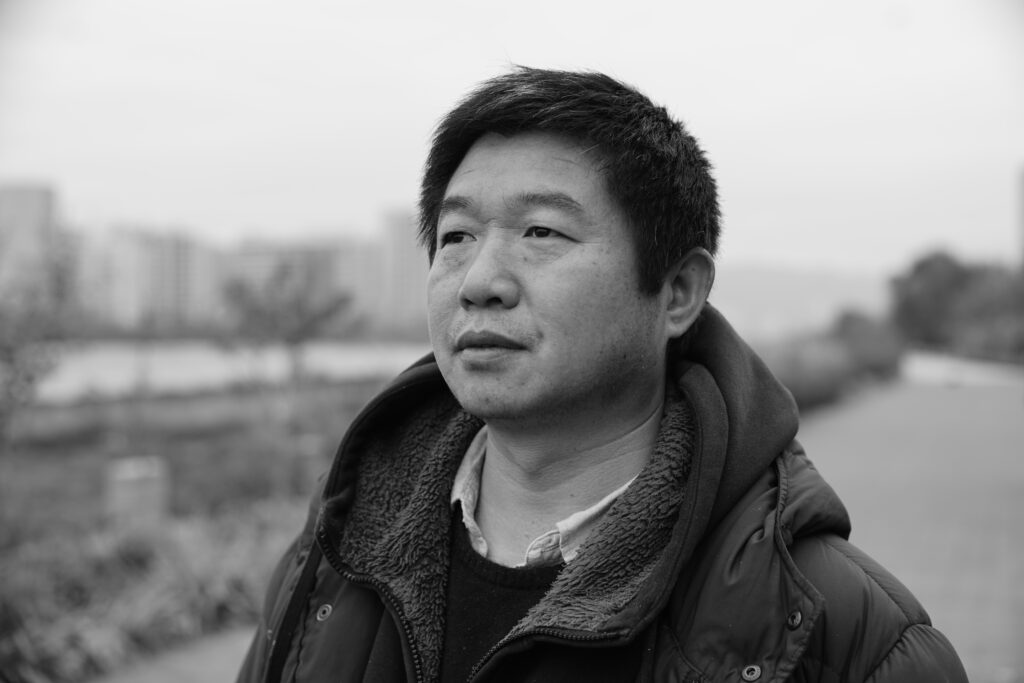 Wang Bing, réalisateur de la trilogie Jeunesse, portrait en noir et blanc