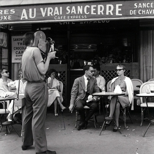 Raoul Coutard tient la caméra à l'épaule à côté de Jean-Luc Godard sur le tournage d'À bout de souffle