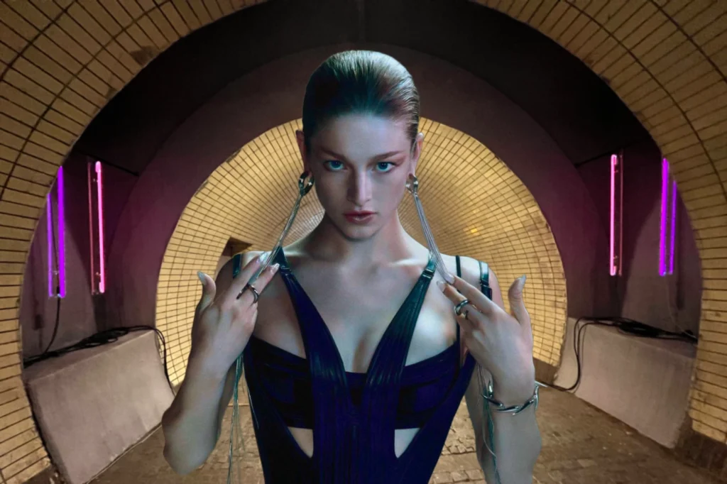 Hunter Schafer dans Blade Runner 2099, la suite sur Amazon Prime.