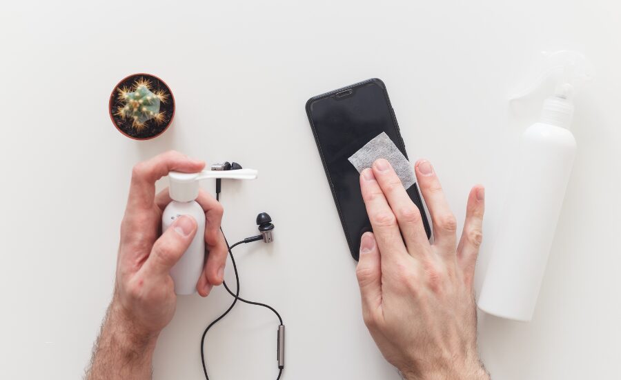 nettoyer l'écran d'un smartphone par gestes circulaires