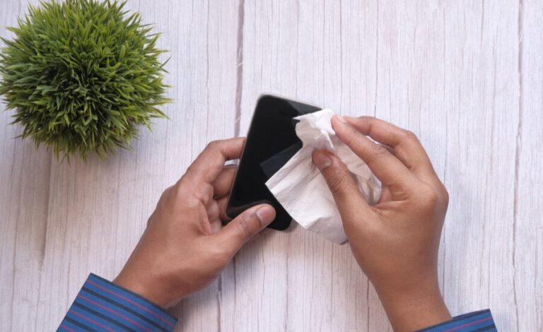 nettoyer son smartphone avec un chiffon microfibre