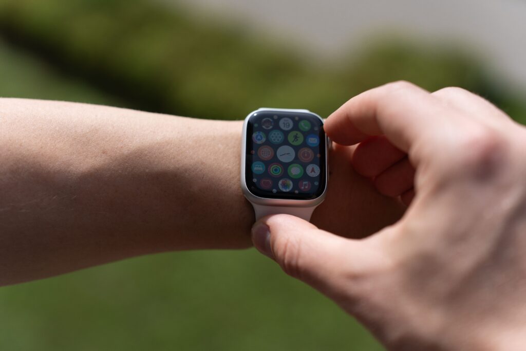 Montre connectée au poignet affichant ses notifications
