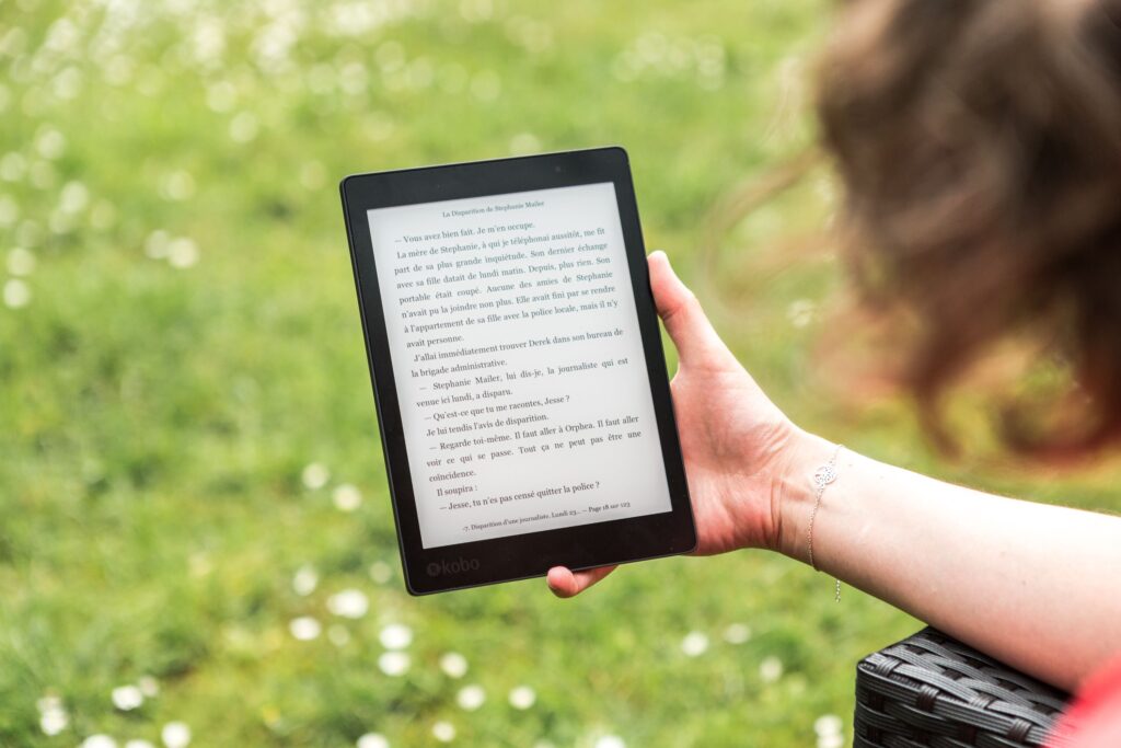 Liseuse à écran e-ink tenue en main pour la lecture