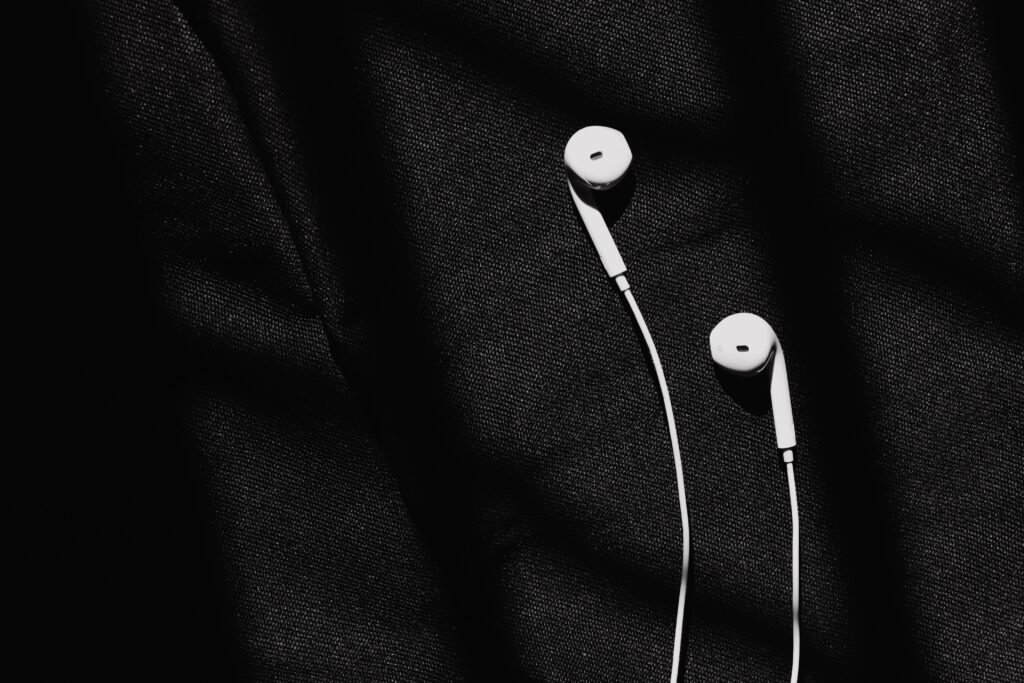 Écouteurs filaires intra-auriculaires posés avec leur câble